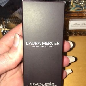 NIB Laura Mercier Flawless Lumiére Foundation